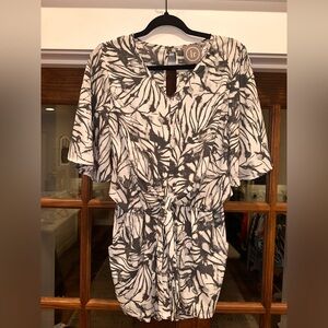 EUC Tyche Sizd Medium Black/Gray/White Pattern Print Romper‎
